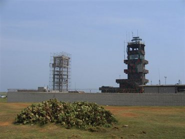 有些遊客來到陸軍雷達站前沒看到燈塔就折返，其實燈塔就藏在雷達站後面，從雷達站旁繞過去就可以找到燈塔