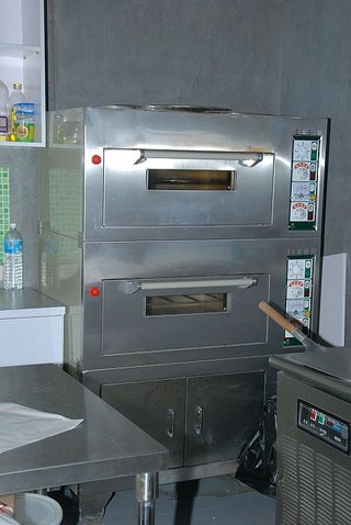櫃臺區內的披薩烤箱