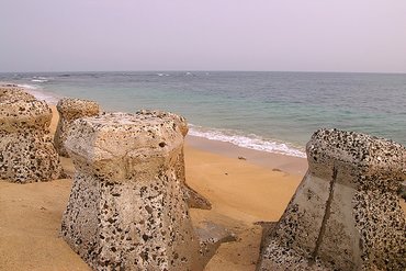 澎湖不知道會不會被消波塊給吞掉，感覺似乎該有或不該有的海岸都會有一堆消波塊