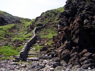 通往下巷的石板路，不但陡峭，而且石板多有崩落，步行時一定要小心