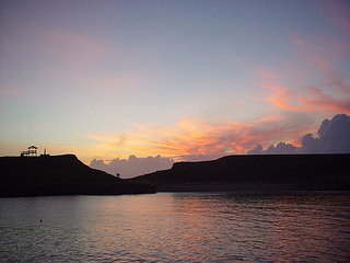 直到黎明，澎湖海驪跟第一會玩小隊長走出小屋，才發現原來無人的碼頭才是最佳棲身之處，沒有那些會飛的小生物，還有機會平心靜氣的迎接黎明～