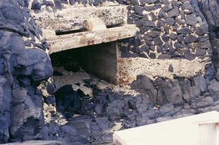 這就是日本人挖的防空洞，深約50公尺，兩個洞口一進一出，洞口狹窄而洞內寬敞