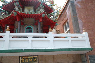 福祿壽的三個可愛裝飾物，只要站在竹灣螃蟹博物館的門口 往廟的方向抬頭一看，就會看到這些裝飾物了