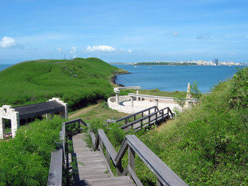 從松島沈船紀念碑遠眺馬公港景，照片中對岸的藍色建築就是馬公港務局大樓，也是吉美大飯店，台電鐵塔拆掉之後，港務局大樓變成馬公新地標了