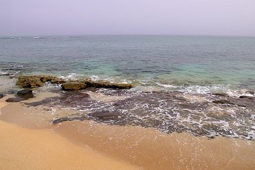 裡正角海域佈滿礁石，海水清澈，適合浮潛跟釣魚，可是不適合一般遊客游泳囉