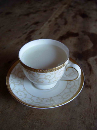 精緻的茶杯，盛著香味四溢的杏仁茶，不妨來個下午茶時間，偷得浮生半日閑