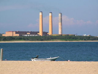 還沒彩繪之前的尖山電廠煙囪，在隘門沙灘眺望