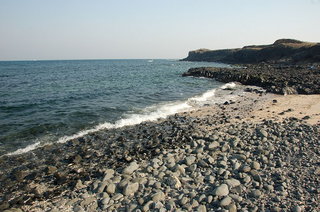 沙灣右邊的黑色玄武岩