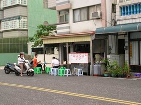 案山排骨麵的店面，上午六點多開始就會陸續有上班族過來飽餐每日的第一頓，所以要吃店家的排骨麵最好不要超過十點