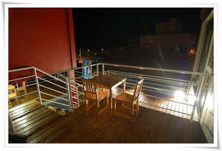 三樓戶外空間設施，備有桌椅供房客晚上乘涼談天看夜景。